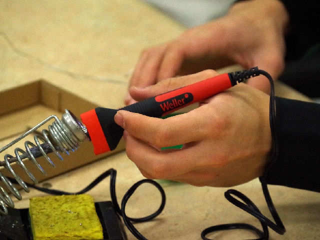 Bieblab ‘s-Gravenzande – Leren solderen: kerst poppetjes maken