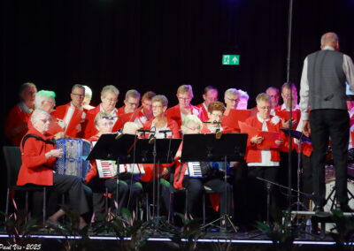 Koor de Waterlanders zingen in het ontmoetingscentrum Woerdblok