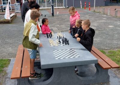 Schaken spelen of leren bij openbare schaakdamtafel bij De Naald