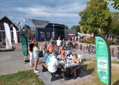 Schaken spelen of leren bij openbare schaaktafel bij De Naald